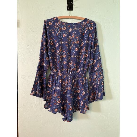 En Creme Women’s Small Navy Floral Romper With Opening On Abdomen With Tie - Picture 2 of 6